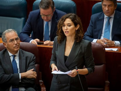 La presidenta de la Comunidad de Madrid, Isabel Díaz Ayuso, junto al vicepresidente y consejero de Educación y Universidades de la Comunidad de Madrid Enrique Ossorio, interviene durante una sesión plenaria en la Asamblea de Madrid, a 6 de octubre de 2022, en Madrid (España).