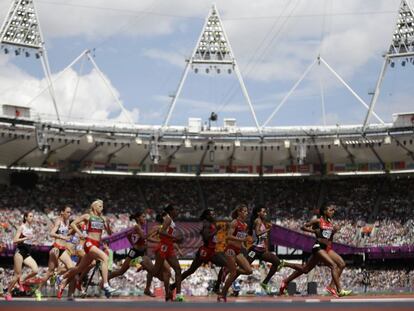 Faith Chepngetich Kipyegon de Uganada lidera la carrera de 1.500 metros.