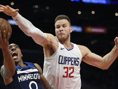 Blake Griffin tapona a Jeff Teague.