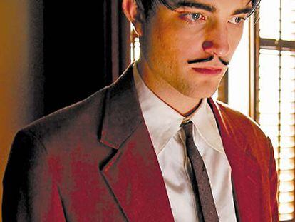 <b>Antes de desarrollar colmillos para </b><i>Crepúsculo,</i><b> Robert Pattinson se atusó el bigote de Dalí en </b><i>Sin límites, </i><b>una coproducción hispano-inglesa dirigida por Paul Morrison.</b>