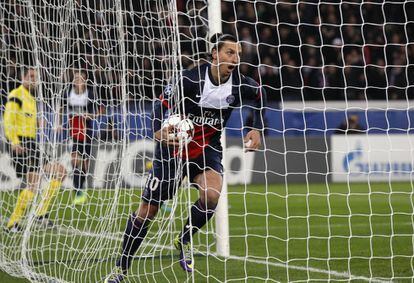 Ibrahimovic recoge el balón de la portería tras anotar el primer gol del encuentro.