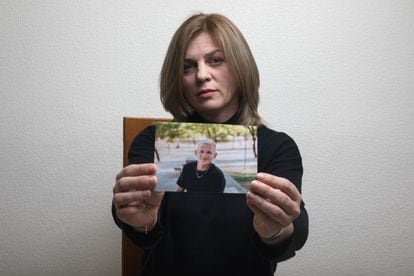 La ucrania Natalia Biletska posa con la foto de su hijo Roman Lifatov, que se marchó el sábado pasado a luchar en Ucrania.