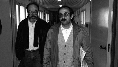 El médico inhabilitado (dcha.) sale de los Juzgados de Barcelona tras declarar por el caso Hamer, hace 20 años.