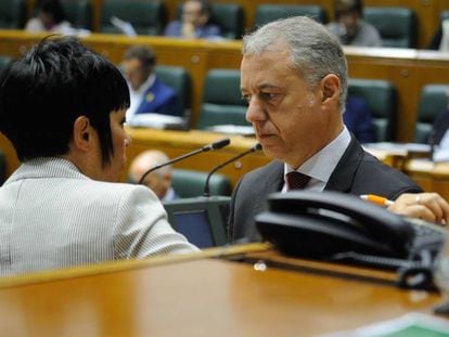 El lehendakari, Íñigo Urkullu y la portavoz de EH Bildu, Maddalen Iriarte unos minutos antes del debate.