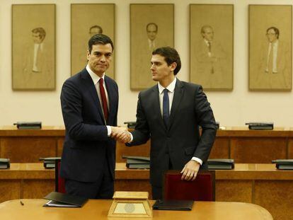 Pedro S&aacute;nchez saluda a Albert Rivera, en el Congreso de los Diputados. 