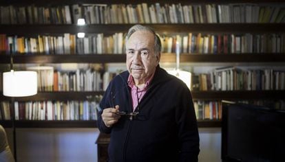 El poeta Joan Margarit, a casa seva, en una imatge de 2016.