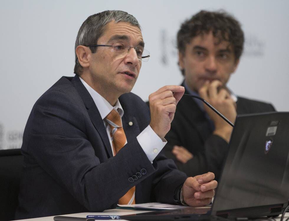 El director adjunto del IVIE, Joaquín Maudos, a la izquierda, y el secretario autonómico de Turismo, Francesc Colomer, durante la presentación del informe.