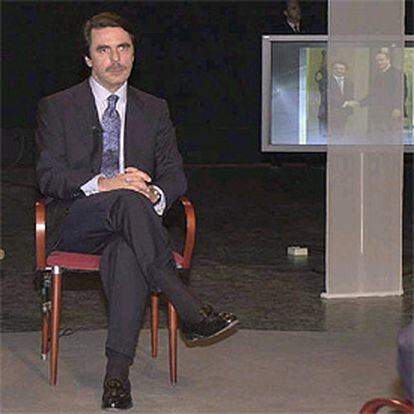 El presidente del Gobierno José María Aznar escucha las preguntas de los periodistas de TVE durante la entrevista de anoche.