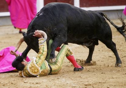 El diestro Miguel Ángel Perera ante su primero durante el séptimo festejo de la Feria de San Isidro.