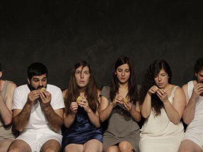 De izquierda a derecha, Jos&eacute; Juan Rodr&iacute;guez, Javier Lara, Mikele Urroz, Rebeca Hernando, Carlota Gavi&ntilde;o e I&ntilde;igo Rodr&iacute;guez-Claro, en el ensayo de la obra.