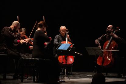 El Cuarteto Cosmos y Lluís Claret durante su interpretación del Quinteto de cuerda de Franz Schubert, la última obra del concierto.