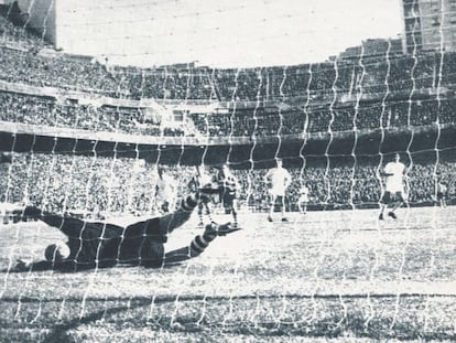 Como dos años antes en San Mamés, Puskas bate a Iribar tras un penalti que también cometió Orúe sobre Manolín Bueno.