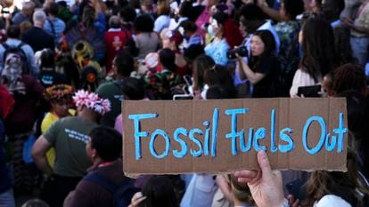Cartel contra los combustibles fósiles exhibido en una manifestación durante la COP27 en Sharm el Sheij.