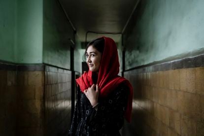La joven afgana Shahla Rajabi en su edificio de Ciudad de México. 