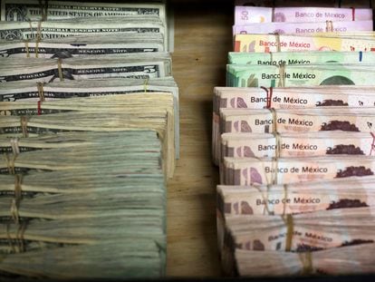 Billetes de dólares y pesos mexicanos en una casa de cambio en Ciudad Juárez.