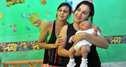 Karina, Soledad y la pequeña Umma