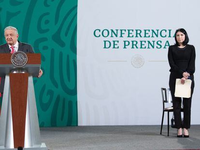 Victoria Rodríguez Ceja junto a Andrés Manuel López Obrador durante la conferencia de prensa matutina del 4 de noviembre 2021.