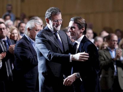 Mariano Rajoy, con José María Aznar, en la convención nacional del PP celebrada el 23 de enero de 2015.