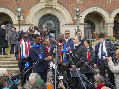 LA HAYA (HOLANDA), 11/01/2024.- El ministro de Justicia de Sudáfrica, Ronald Lamola, ofrece una rueda de prensa en la Corte Internacional de Justicia, en La Haya. Sudáfrica acusó este jueves a Israel de tener un patrón de conducta genocida en su política estatal y denunció asesinatos en masa, desplazamiento forzado y un lenguaje de deshumanización sistemática de los palestinos, para urgir a la Corte Internacional de Justicia (CIJ) a exigir la suspensión inmediata de la guerra en Gaza. EFE/ Imane Rachidi
