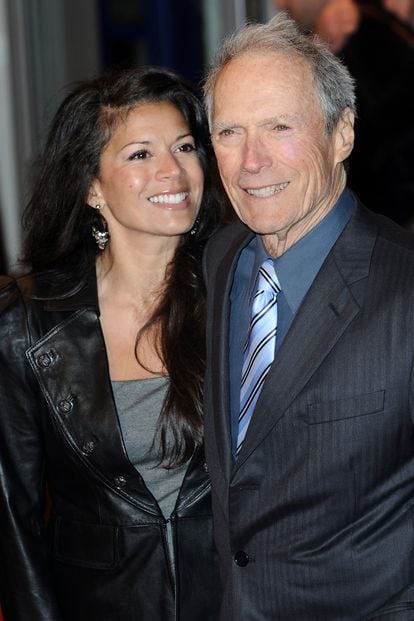 Clint Eastwood (89 años) se casó en 1996 con Dina Eastwood (54 años). Dina es más joven que su hija Laurie Murray (65 años) o Kimber Lynn Eastwood (55 años).

Diferencia de edad: 35 años.