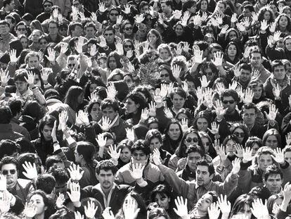 Miles de estudiantes de la Universidad Autónoma de Madrid se manifiestan en 1996, en protesta por el asesinato del catedrático Francisco Tomás y Valiente.