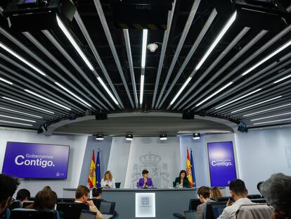 La vicepresidenta segunda y ministra de Trabajo y Economía Social, Yolanda Díaz, la ministra de Política Territorial y portavoz del Gobierno, Isabel Rodríguez, y la ministra de Sanidad, Carolina Darias, durante la rueda de prensa ofrecida tras la reunión del Consejo de Ministros de este martes.