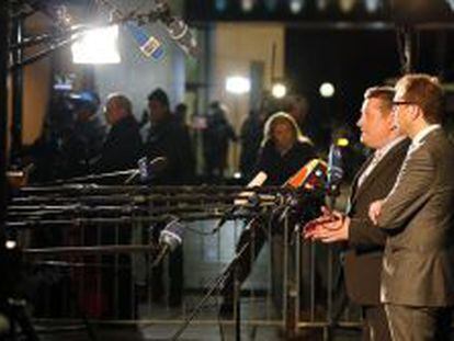 El secretario general de la CSU, Alexander Dobrindt (derecha), y el de la CDU, Hermann Groehe, dan una rueda de prensa en la sede del SPD en Berl&iacute;n a las en la madrugada del 27 de noviembre tras el acuerdo de Gobierno con los socialdem&oacute;cratas.