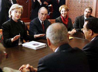 La secretaria de Estado de EE UU, Hillary Clinton, habla con el presidente egipcio, Hosni Mubarak, en la reunión de Sharm el Sheik.