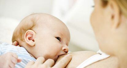 El 48% de madres espa&ntilde;olas de hijos menores de dos a&ntilde;os dice que la lactancia complica su actividad laboral.   