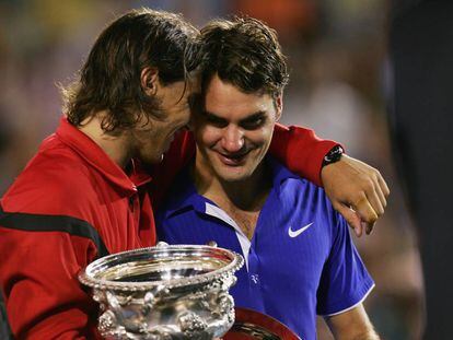 Rafa Nadal consuela a Roger Federer tras la final del Abierto de Australia en 2009