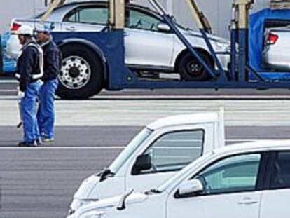 Trabajadores cerca de la planta de Toyota en Ohira, Japón.