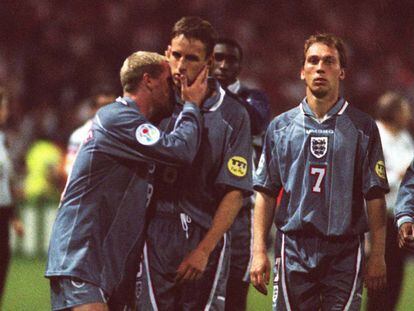 Paul Gascoigne consuela a Gareth Southghate, actual seleccionador inglés, tras ser eliminados por Alemania en los penaltis en la semifinal de la Eurocopa de 1996 en Inglaterra.