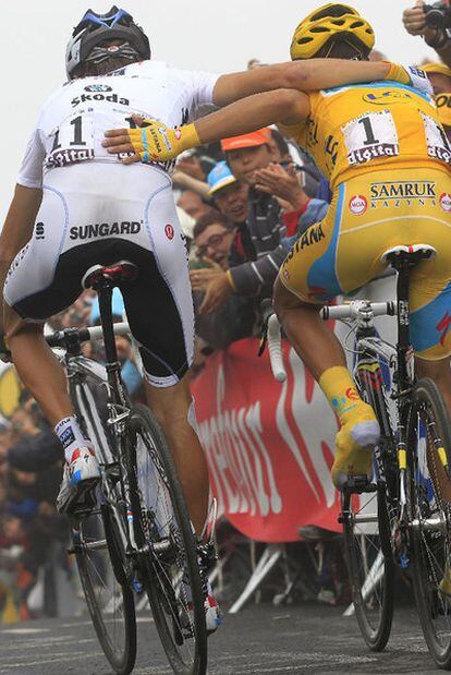 Contador en el final de etapa en el Tourmalet.