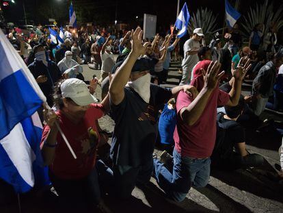Manifestantes arrodillados frente a la policía, en una protesta en Managua, (Nicaragua), en julio de 2018.