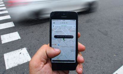 Un usuario utiliza la aplicaci&oacute;n Uber. 