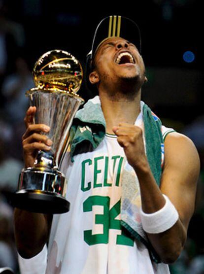 El jugador de los Boston Celtics, Paul Pierce, sostiene el trofeo a Jugador Más Valioso de la NBA tras ganar la final frente a los Lakers.