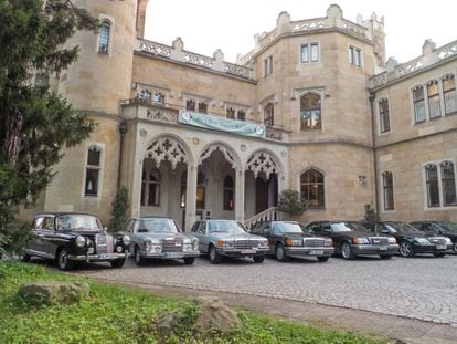 Celebrando la Clase S en 2012. Modelos de la plataforma 116 (la que dio pie a esta serie de automóviles), a las afueras de un castillo.