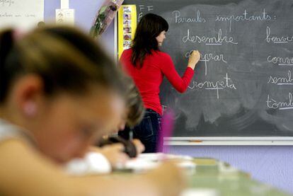 Una clase de catalán en el colegio de Sant Cosme i Sant Damià de El Prat del Llobregat.