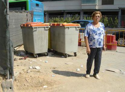 María Regla, fotografiada por su hijo en el lugar donde sufrió el accidente que le desfiguró la cara, en junio de 2006.