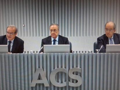 El presidente de ACS, Florentino P&eacute;rez, entre el CEO del grupo, Marcelino Fern&aacute;ndez Verdes, y el director general &Aacute;ngel Garc&iacute;a Altozano, durante la presentaci&oacute;n celebrada esta ma&ntilde;ana en Madrid.