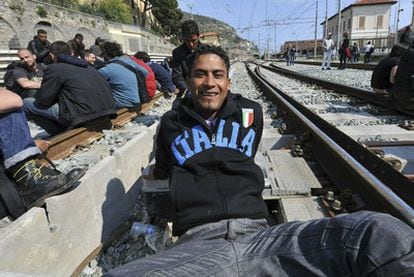 Inmigrantes y militantes italianos de derechos humanos ocupan las vías de la estación de tren de Ventimiglia.