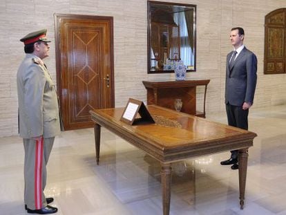 Foto oficial, sin fecha ni fijaci&oacute;n de lugar del juramento de Fahd Al Freij como ministro de defensa, con el presidente Bachar el Asad.