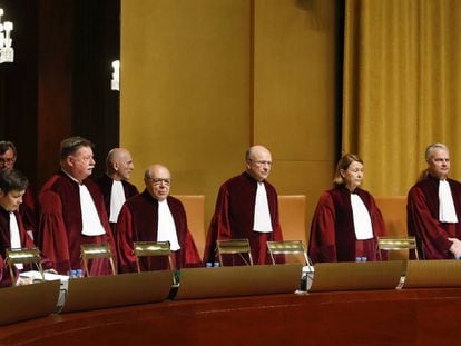 Los jueces hacen su entrada en el Tribunal de Justicia de la Uni&oacute;n Europea.