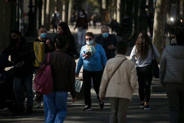 Ciudadanos, confundidos, pasean con mascarillas por la Diagonal de Barcelona.