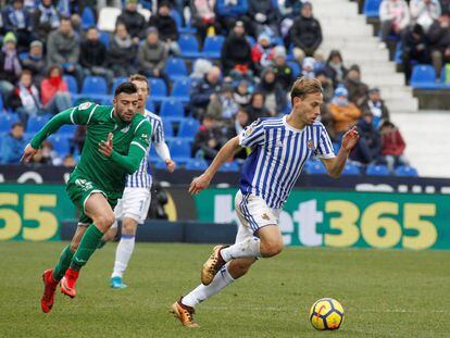 Canales controla el balón ante Rico.
