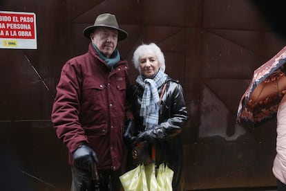 El matrimonio formado por Miguel Pérez, de 79 años, y María Paz Álvarez, de 78, no ha querido faltar a la manifestación para unas pensiones dignas. Él cobra 1900 euros de prestación, tras trabajar en la empresa Johnson. "He pagado muchos impuestos durante mi vida laboral y ahora no suben las pensiones", se queja. Ella cobra 605 euros y fue trabajadora de la Fundación Jiménez Díaz. "Pedimos pensiones justas y subidas acordes al aumento del IPC", reivindica.