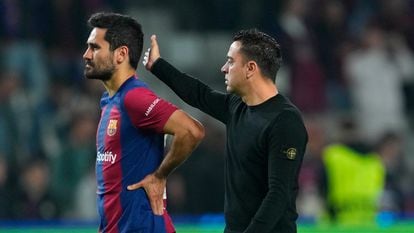 Xavi consuela a Gündogan después del encuentro ante el PSG.