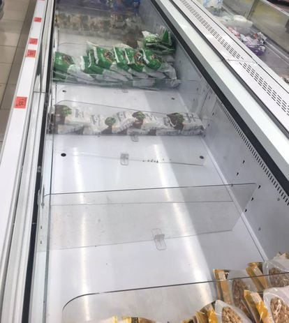 Los productos están casi agotados en la sección de congelados de algunos supermercados.