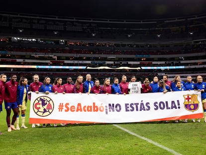 Los equipos femeninos del Barcelona y América muestran un mensaje de apoyo a Jennifer Hermoso, en el estadio Azteca, este martes.