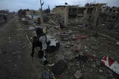 Un elemento de la Guardia Nacional resguarda la zona de la explosión. 